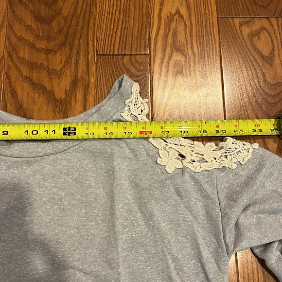 Le lis women’s cold shoulder light weight thin sweatshirt size medium - Picture 6 of 10